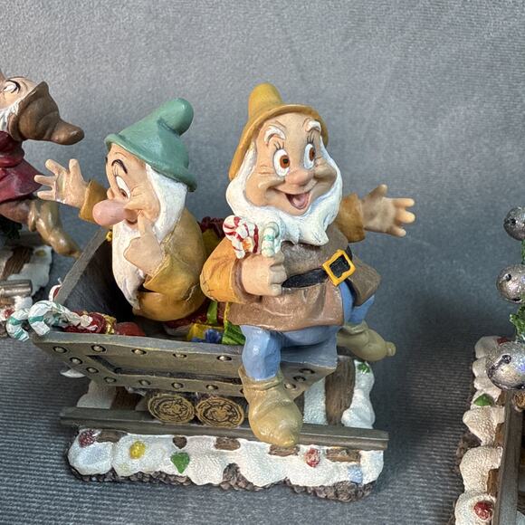 Disney Snow White And The Seven Dwarfs Christmas Train Set Danbury Mint 5 Cars - Picture 6 of 16